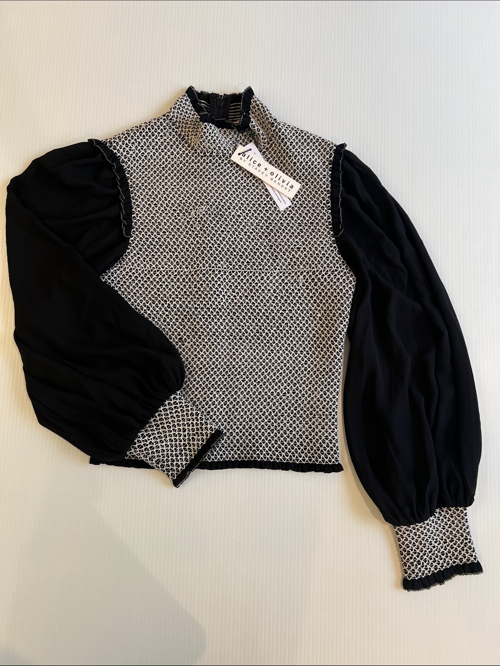 New Alice + Olivia Women’s Black & White Knit Puff-Sleeve Top in Size Small